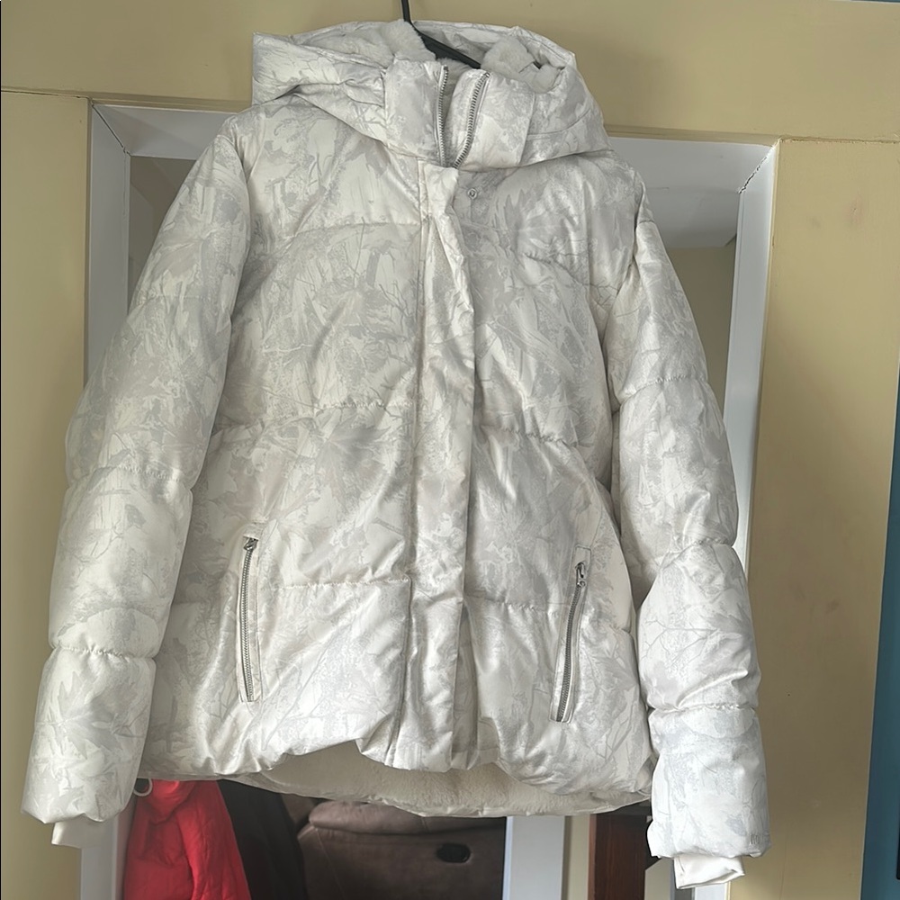 LIKE NEW WOMENS HOLLISTER PUFFER JACKET